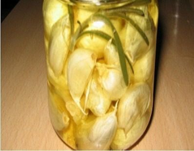 1 Lemon and Garlic Cloves in a Jar Solves a Common Winter Problem